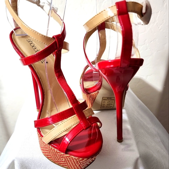 NWOT SHOEDAZZLE  Jamielyn Red/Beige patent platforms- M - Picture 1 of 6